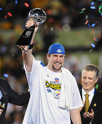 QB Ben hoists the trophy after Super Bowl XLIII